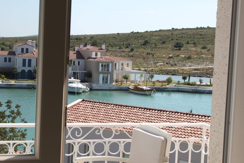 Port Villa Deniz Alaçatı Bilik gambar