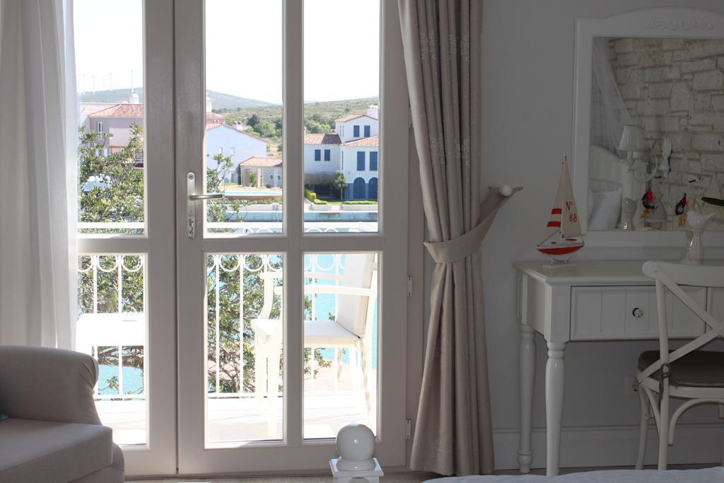 Port Villa Deniz Alaçatı Bilik gambar